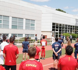 Sus Majestades los Reyes conversan con atletas y deportistas presentes en la pista de atletismo del Centro de Alto Rendimiento (CAR)