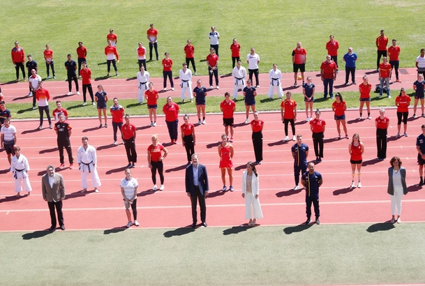 Sus Majestades los Reyes en la pista de atletismo del Centro de Alto Rendimiento (CAR)