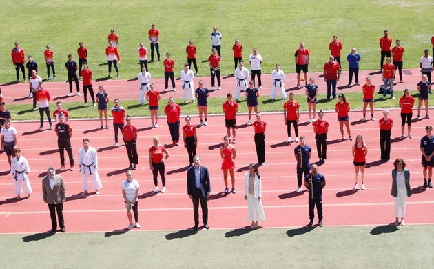 Sus Majestades los Reyes en la pista de atletismo del Centro de Alto Rendimiento (CAR)
