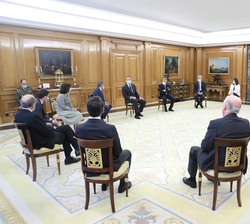 Don Felipe conversa con los representantes de la Fundación Sociedad y Empresa Responsable (SERES)