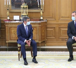 Su Majestad el Rey y el presidente de SERES, Francisco Román Riechmann, durante la audiencia mantenida en el Palacio de La Zarzuela