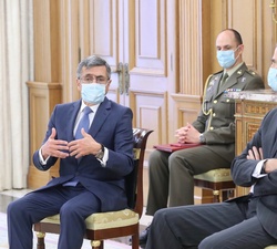 El presidente de SERES, Francisco Román Riechmann, dirije unas palabras durante la audiencia mantenida en el Palacio de La Zarzuela