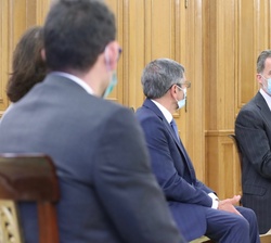 Don Felipe conversa con los representación de la Fundación Sociedad y Empresa Responsable (SERES) durante la audiencia mantenida en el Palacio de La Z