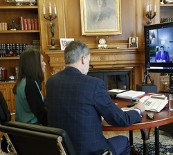 Sus Majestades los Reyes conversan por videoconferencia con los responsables de El Corte Inglés
