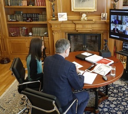 Sus Majestades los Reyes durante la videoconferencia con el sector del Taxi