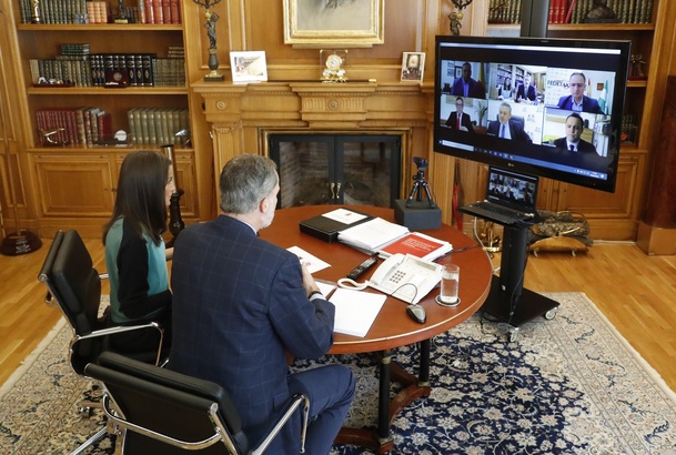 Sus Majestades los Reyes durante la videoconferencia con el sector del Taxi