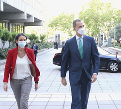 Su Majestad el Rey a su llegada al Ministerio de Industria, Comercio y Turismo acompañado por la ministra de Industria, Comercio y Turismo, Reyes Maro