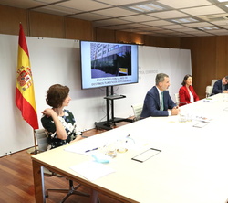 Su Majestad el Rey preside la Comisión Plenaria de la Red de Destinos Turísticos Inteligentes, acompañado por la ministra de Industria, Comercio y Tur