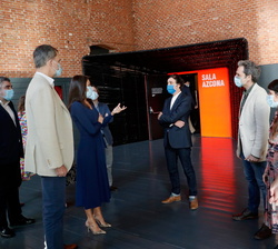 Sus Majestades los Reyes al inicio de su visita al Centro Cultural Matadero de Madrid