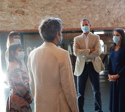 Sus Majestades los Reyes conversan con los asistentes