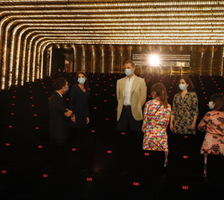 Sus Majestades los Reyes en la sala principal "Sala Azcona" junto a las autoridades y participantes en la visita