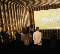 Sus Majestades los Reyes en la sala principal de la nave "Cineteca Madrid"
