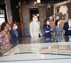 Sus Majestades los Reyes reciben una explicación sobre el proyecto del Centro Cultural Matadero Madrid