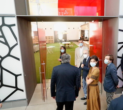 Sus Majestades los Reyes durante el recorrido de su visita