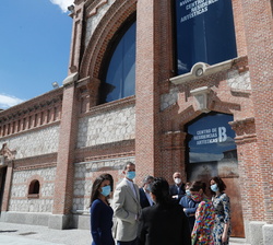 Sus Majestades los Reyes durante el recorrido, antes de visitar la Casa del Lector