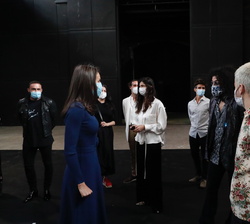 Su Majestad la Reina conversa con los participantes en su visita al Centro Cultural Matadero Madrid