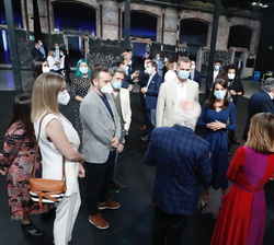 Sus Majestades los Reyes conversan con los artistas asistentes