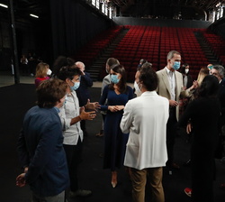 Los artistas exponen sus ideas y proyectos a Sus Majestades los Reyes durante su visita