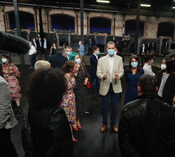Sus Majestades los Reyes junto a varios artistas y autoridades