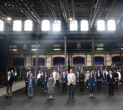 Fotografía de grupo de Sus Majestades los Reyes junto a las autoridades y artistas