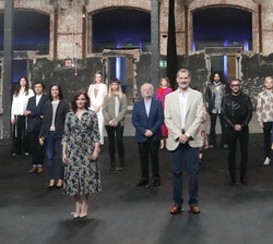 Fotografía de Sus Majestades los Reyes junto a las autoridades y artistas que han participado en la visita