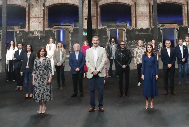 Fotografía de Sus Majestades los Reyes junto a las autoridades y artistas que han participado en la visita