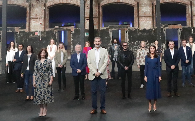 Fotografía de Sus Majestades los Reyes junto a las autoridades y artistas que han participado en la visita