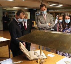 Sus Majestades los Reyes acompañados por las autoridades asistentes en la visita al Museo de Ciencias Naturales