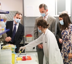 Don Felipe y Doña Letizia reciben explicaciones a su paso por el laboratorio de Sistemática Molecular y Genética de Poblaciones