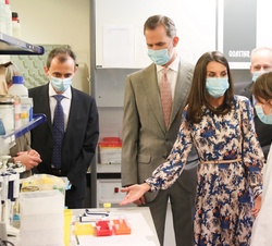 Don Felipe y Doña Letizia a su paso por el laboratorio de Sistemática Molecular y Genética de Poblaciones