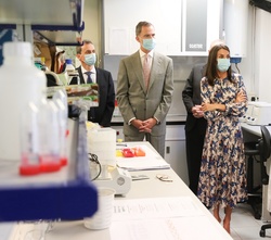Sus Majestdes los Reyes a su paso por la laboratorio de Sistemática y Molecular y Genética de Poblaciones reciben explicaciones  