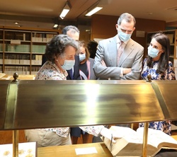 Sus Majestades los Reyes durante su recorrido por la sala de Lectura 