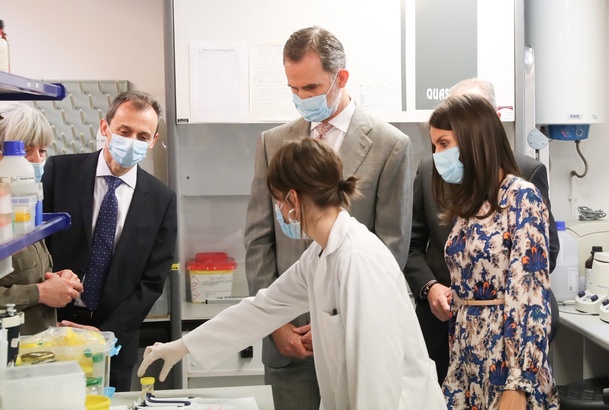 Don Felipe y Doña Letizia reciben explicaciones a su paso por el laboratorio de Sistemática Molecular y Genética de Poblaciones