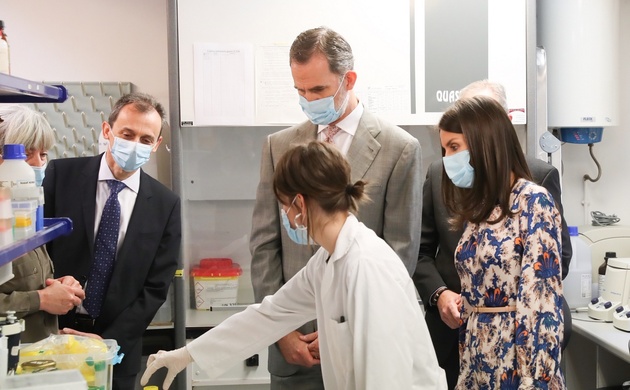 Don Felipe y Doña Letizia reciben explicaciones a su paso por el laboratorio de Sistemática Molecular y Genética de Poblaciones