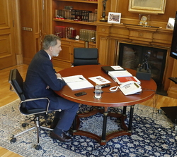 Don Felipe conversa con una una representación de Alianza de la Sanidad Privada Española - ASPE