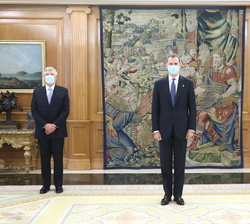 Su Majestad el Rey junto al embajador de la República Portuguesa, Joao Antonio da Costa Mira Gomes y la ministra de Asuntos Exteriores, Unión Europea 