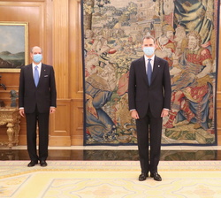 Su Majestad el Rey junto al embajador de la República Italiana, Riccardo Guariglia y la ministra de Asuntos Exteriores, Unión Europea y Cooperación, A