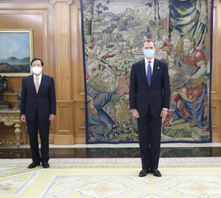 Su Majestad el Rey junto al embajador de la República Socialista de Vietnam, Hoang Xuan Hai y la ministra de Asuntos Exteriores, Unión Europea y Coope