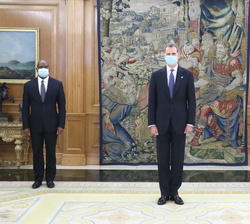 Su Majestad el Rey junto al embajador de la República de Namibia, Albertus Aochamub y la ministra de Asuntos Exteriores, Unión Europea y Cooperación, 