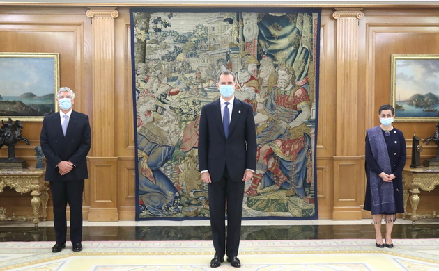 Su Majestad el Rey junto al embajador de la República Portuguesa, Joao Antonio da Costa Mira Gomes y la ministra de Asuntos Exteriores, Unión Europea 