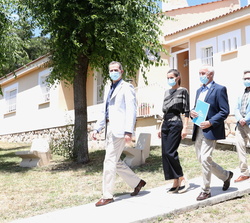 Sus Majestades los Reyes durante la visita realizada al centro de Aldeas Infantiles S.O.S. España