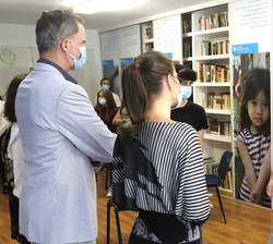 Los Reyes a su paso por la biblioteca del centro 
