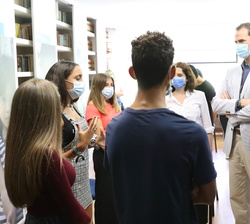 Don Felipe y Doña Letizia reciben explicaciones de varios jóvenes del centro