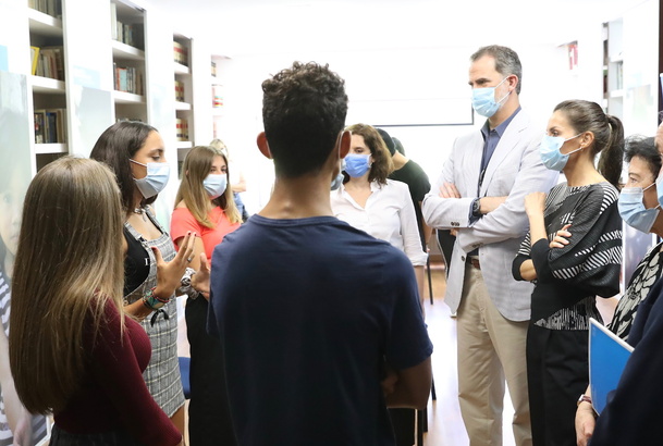Don Felipe y Doña Letizia reciben explicaciones de varios jóvenes del centro