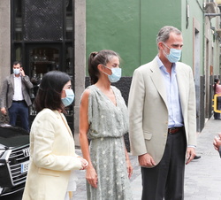 Don Felipe y Doña Letiziz acompañados de la ministra de Politica Territorial y Función Pública, Carolina Darias, son recibidos por Ángel Torres, presi