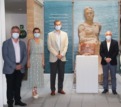 Sus Majestades los Reyes en la Casa-Museo de Benito Pérez-Galdós junto a una placa conmemorativa de la visita