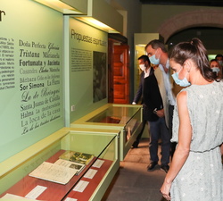 Don Felipe y Doña Letizia recorren la exposición de la Casa-Museo de Benito Pérez Galdós