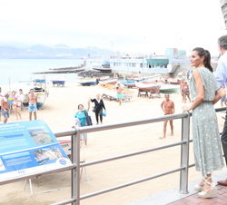 Sus Majestades los Reyes en la Playa de las Canteras durante su recorrido