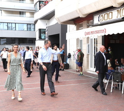 Don Felipe y Doña Letizia durante su recorrido por la Playa de las Canteras