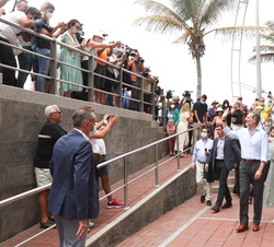 Don Felipe y Doña Letizia reciben el afecto del público asistente durante su recorrido por el Paseo Marítimo de la Playa de las Canteras en Las Palmas
